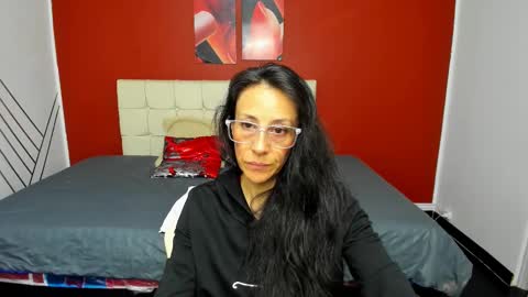 Snapshot of abrillee1 chatting on 02/14/25, 12:09 ABRIL online show from 02/14/25, 12:09