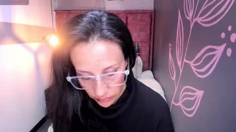 Snapshot of abrillee1 chatting on 11/08/25, 11:43 ABRIL online show from 11/08/25, 11:43