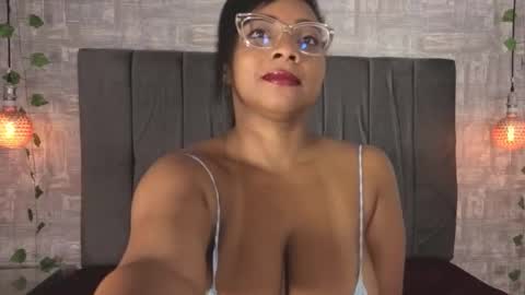 abrilsantana_ online show from 11/30/25, 02:04