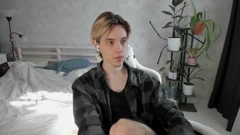 Snapshot of abslut chatting on 05/22/26, 12:00 Nick online show from 05/22/26, 12:00
