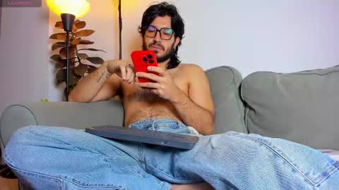 Snapshot of ackerman_eren_ chatting on 11/19/25, 11:21 R. online show from 11/19/25, 11:21