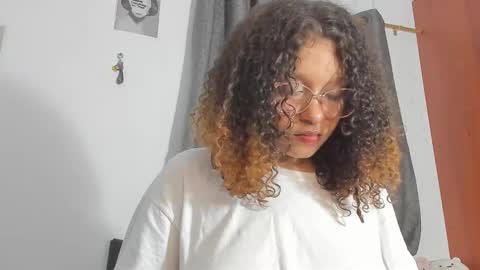 Snapshot of ada_gales_ chatting on 11/14/25, 04:33 Isa online show from 11/14/25, 04:33