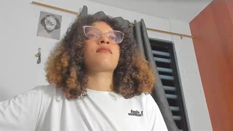 Snapshot of ada_gales_ chatting on 11/27/25, 04:36 Isa online show from 11/27/25, 04:36