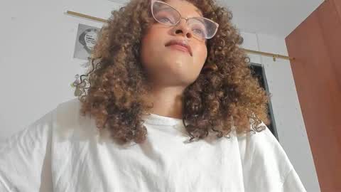 Snapshot of ada_gales_ chatting on 12/18/25, 04:29 Isa online show from 12/18/25, 04:29