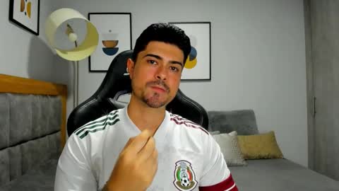 Snapshot of adam_clarke chatting on 11/25/25, 04:34 adam clarke online show from 11/25/25, 04:34