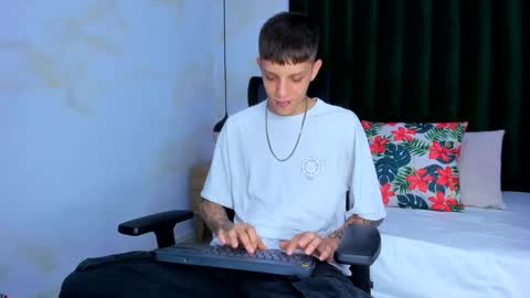 Snapshot of adam_hard_ chatting on 02/05/25, 07:53 Adam online show from 02/05/25, 07:53