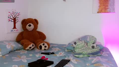 Snapshot of adams_niki chatting on 02/15/25, 08:01 ADAMS Y NIKI online show from 02/15/25, 08:01