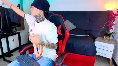 AdamsWalkerr  online show from 04/21/26, 01:17