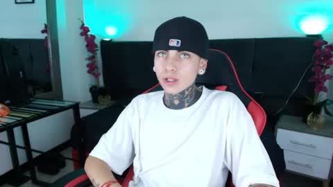 AdamsWalkerr  online show from 04/23/26, 03:03