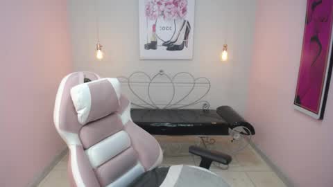 Snapshot of adri_gomez_1 chatting on 05/02/26, 01:27 Adri online show from 05/02/26, 01:27