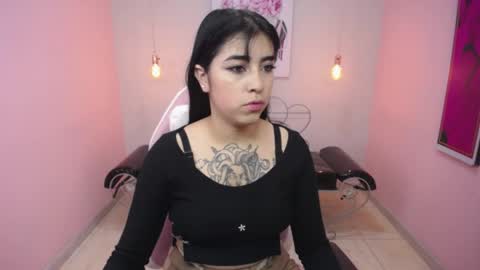 Snapshot of adri_gomez_1 chatting on 05/05/26, 12:02 Adri online show from 05/05/26, 12:02