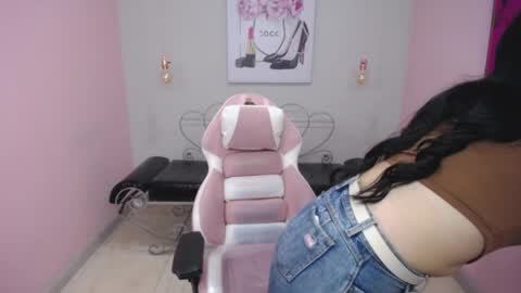 Snapshot of adri_gomez_1 chatting on 05/06/26, 12:10 Adri online show from 05/06/26, 12:10