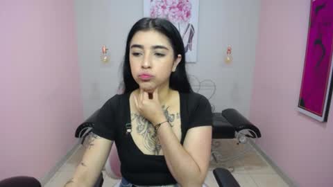 Snapshot of adri_gomez_1 chatting on 05/11/26, 12:44 Adri online show from 05/11/26, 12:44