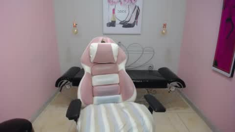 Snapshot of adri_gomez_1 chatting on 05/12/26, 12:13 Adri online show from 05/12/26, 12:13