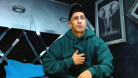 Snapshot of adrian_rae chatting on 12/12/24, 11:40 online show from 12/12/24, 11:40