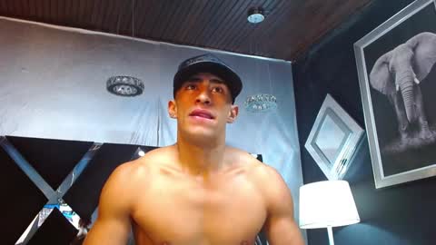 Snapshot of adrian_rae chatting on 12/18/24, 12:29 online show from 12/18/24, 12:29