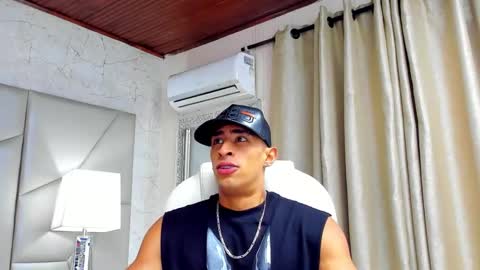 Snapshot of adrian_rae chatting on 01/20/25, 11:35 online show from 01/20/25, 11:35