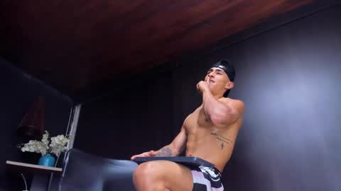 Snapshot of adrian_rae chatting on 01/21/25, 09:36 online show from 01/21/25, 09:36