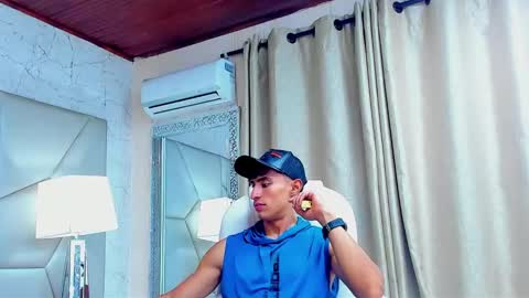 Snapshot of adrian_rae chatting on 01/25/25, 12:05 online show from 01/25/25, 12:05