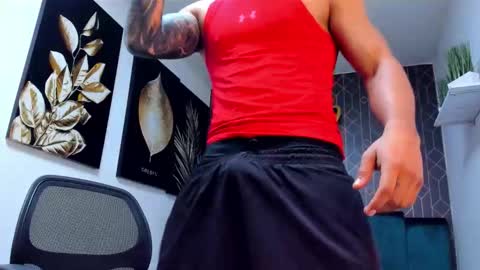 Snapshot of adrian_rae chatting on 11/24/25, 06:29 online show from 11/24/25, 06:29