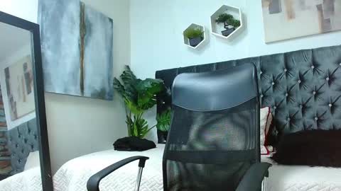 Snapshot of adrian_rae chatting on 02/25/26, 06:06 online show from 02/25/26, 06:06