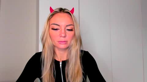 Snapshot of adriana_coy_ chatting on 12/08/24, 06:22 Adriana online show from 12/08/24, 06:22