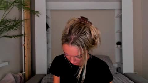 Snapshot of adriana_coy_ chatting on 01/17/25, 04:47 Adriana online show from 01/17/25, 04:47