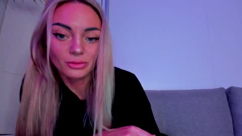 Snapshot of adriana_coy_ chatting on 01/26/25, 06:27 Adriana online show from 01/26/25, 06:27