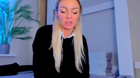 Snapshot of adriana_coy_ chatting on 02/21/25, 11:44 Adriana online show from 02/21/25, 11:44