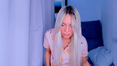 Snapshot of adriana_coy_ chatting on 02/26/25, 06:04 Adriana online show from 02/26/25, 06:04