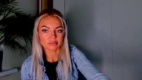 Snapshot of adriana_coy_ chatting on 09/15/25, 08:42 Adriana online show from 09/15/25, 08:42