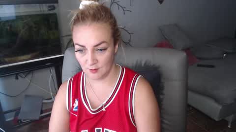 Adriana Paredes  online show from 02/04/25, 01:06