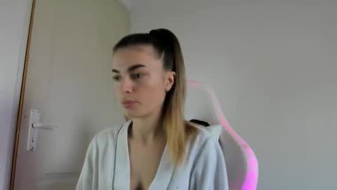 Snapshot of adventurina chatting on 11/11/25, 09:53 adventurina online show from 11/11/25, 09:53