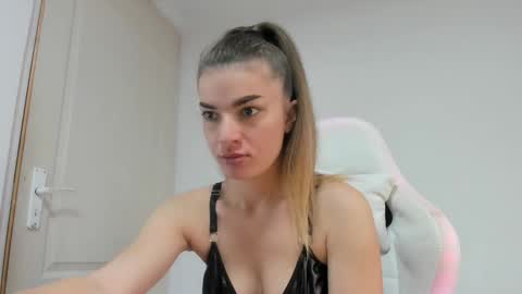 Snapshot of adventurina chatting on 11/14/25, 09:19 adventurina online show from 11/14/25, 09:19