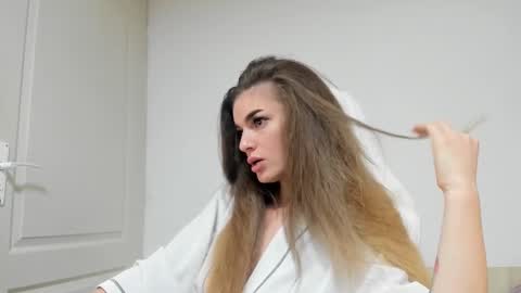 Snapshot of adventurina chatting on 11/19/25, 12:27 adventurina online show from 11/19/25, 12:27