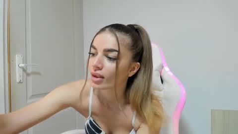 Snapshot of adventurina chatting on 11/23/25, 12:16 adventurina online show from 11/23/25, 12:16