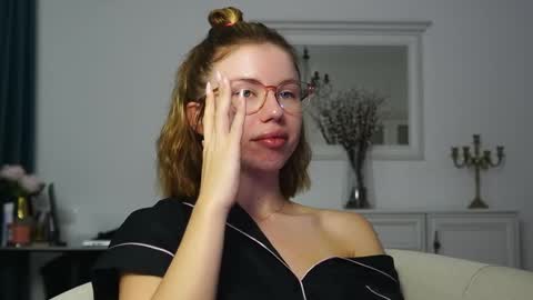 Snapshot of aelia_anara chatting on 09/12/25, 04:01 Aelia online show from 09/12/25, 04:01