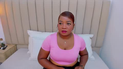 Snapshot of afrodita_de_amor chatting on 09/19/25, 11:44 Vr. online show from 09/19/25, 11:44