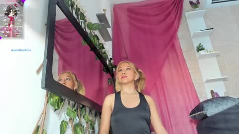 Snapshot of agatadelphine_mr chatting on 03/01/25, 04:33 Agatadelphine online show from 03/01/25, 04:33