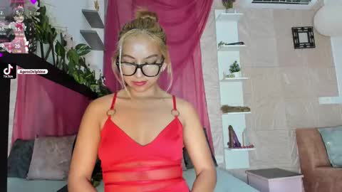 Snapshot of agatadelphine_mr chatting on 03/11/25, 08:42 Agatadelphine online show from 03/11/25, 08:42