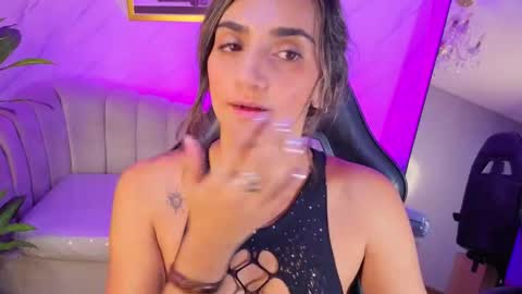 Snapshot of agatha_brooks_t chatting on 06/05/26, 12:33 AGATHA online show from 06/05/26, 12:33