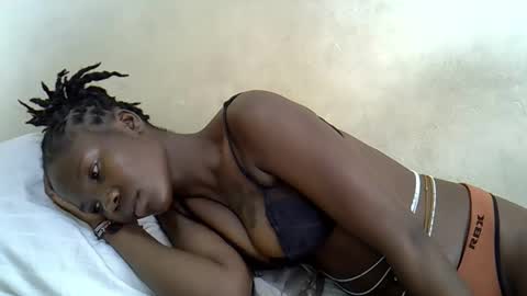 Snapshot of aguas_ chatting on 12/16/25, 10:42 aguas online show from 12/16/25, 10:42