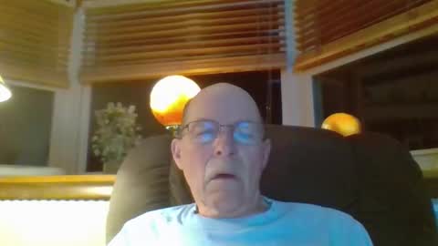 Snapshot of aguynrkfrd chatting on 04/15/26, 10:11 aguynrkfrd online show from 04/15/26, 10:11