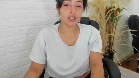 Snapshot of ahisha09 chatting on 12/20/24, 02:27 Ahisha online show from 12/20/24, 02:27