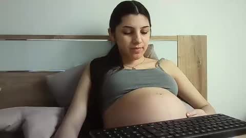 Snapshot of ahotkitty18 chatting on 11/27/25, 09:11 Selena online show from 11/27/25, 09:11