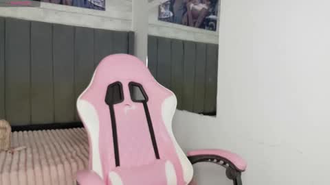 Snapshot of aida_princess chatting on 10/25/25, 11:21 Aida online show from 10/25/25, 11:21