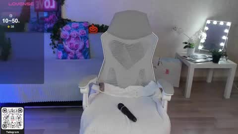 Snapshot of aiklynne chatting on 12/18/25, 01:39 Lynn online show from 12/18/25, 01:39