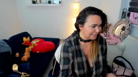 Snapshot of aileen_stone chatting on 02/16/25, 06:43 Aileen online show from 02/16/25, 06:43
