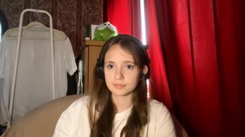 Snapshot of aileenamara chatting on 10/03/25, 10:12 Kira online show from 10/03/25, 10:12