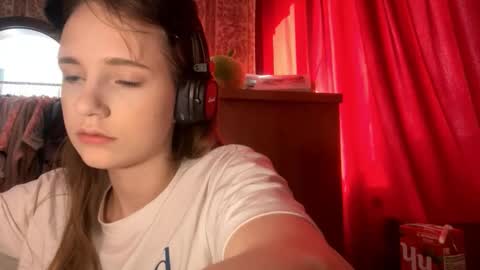 Snapshot of aileenamara chatting on 10/12/25, 05:17 Kira online show from 10/12/25, 05:17
